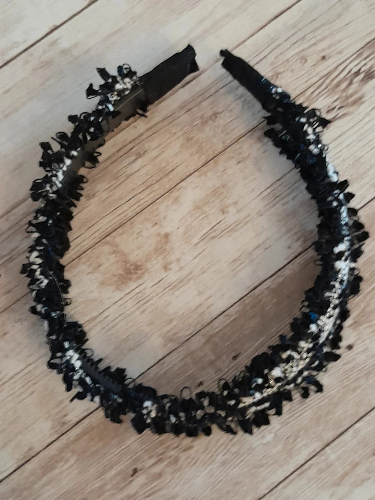 Serre tête, moucheté, couleur noir et blanc
